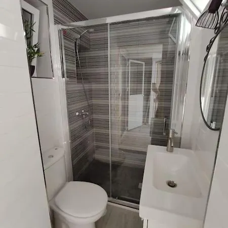 Casa Familiar Patio Y 2 Banos Con Aire Acondicionado